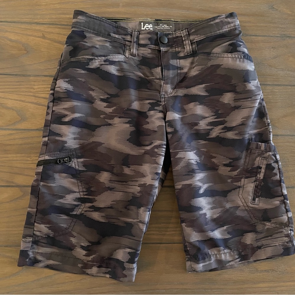 Lee Boys' Dungarees Grafton Cargo Short grey black camo size 14.